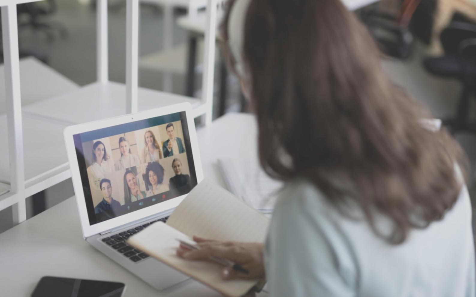 Analyse budgétaire avec documents financiers et calculatrice